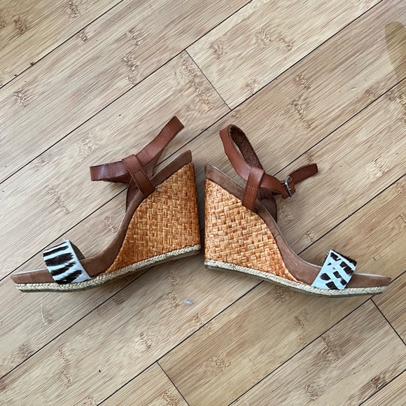 NWT  heartthrob wedge leather  sandals - Picture 4 of 7